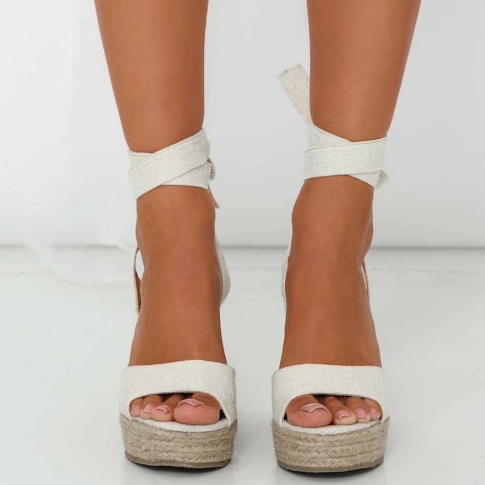 BILLINI SKYROS WEDGES OFF WHITE LINEN // Like New.. Size 8
